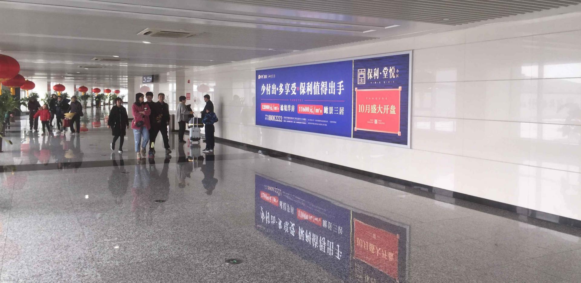 石家庄机场广告-到达通廊墙体灯箱5